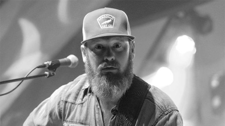 Ο τραγουδιστής Τζέικ Φλιντ έφυγε από τη ζωή, λίγες ώρες μετά τον γάμο του