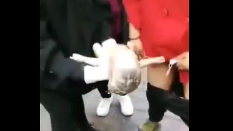 Κίνα: Γυναίκα γεννά όρθια έξω από μαιευτήριο γιατί δεν είχε κάνει τεστ για την Covid-19 Κίνα: Γυναίκα γεννά όρθια έξω από μαιευτήριο γιατί δεν είχε κάνει τεστ για την Covid-19