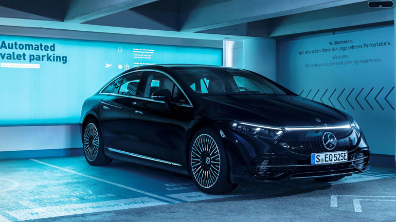 Mercedes: Νέα τεχνολογία επιτρέπει στα οχήματα της να παρκάρουν χωρίς την παρουσία οδηγού 