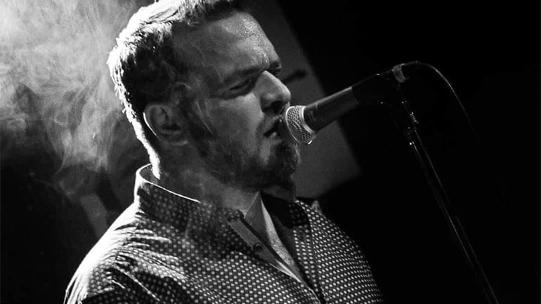 Ο Αντώνης Αθανασίου στη μουσική σκηνή Σφίγγα