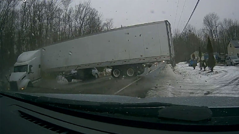Οδηγός φορτηγού χάνει τον έλεγχο στα χιόνια