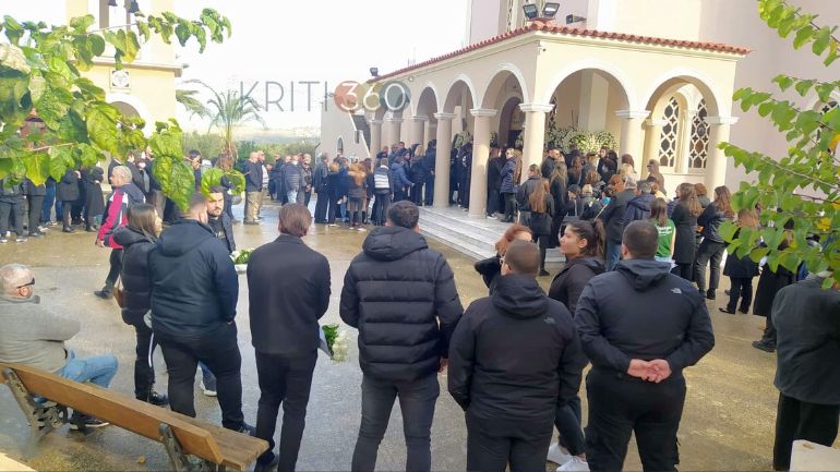 Κρήτη: Ανείπωτος θρήνος στο τελευταίο «αντίο» στην Έμμα