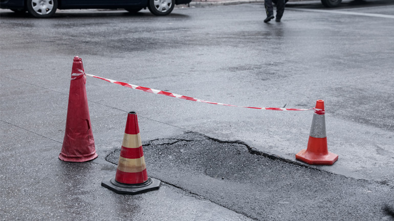 Διακοπή κυκλοφορίας στον Άγιο Δημήτριο λόγω καθίζησης οδοστρώματος