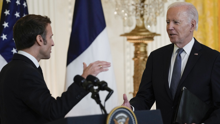 Συνάντηση Μπάιντεν – Μακρόν: Δεσμεύτηκαν να «συντονίσουν» την απάντηση των χωρών τους στις “προκλήσεις” της Κίνας