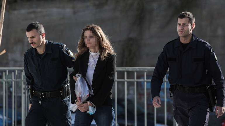 Μικτό Ορκωτό Δικαστήριο: Κάθειρξη 21 έτη στην εικαστικό που πυροβόλησε τον πατέρα του παιδιού της έξω από το σπίτι του στο Χαλάνδρι