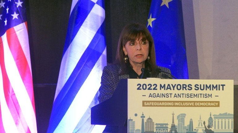 Σακελλαροπούλου: Ηθικό μας χρέος να καλλιεργούμε την ιστορική γνώση ενάντια στη διόγκωση του αντισημιτισμού