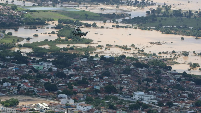 Βραζιλία: Δύο νεκροί και χιλιάδες εκτοπισμένοι από τις καταρρακτώδεις βροχές