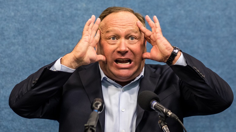 Ο συνωμοσιολόγος  Άλεξ Τζόουνς καταδικάστηκε να πληρώσει αποζημίωση ύψους 1 δις δολαρίων