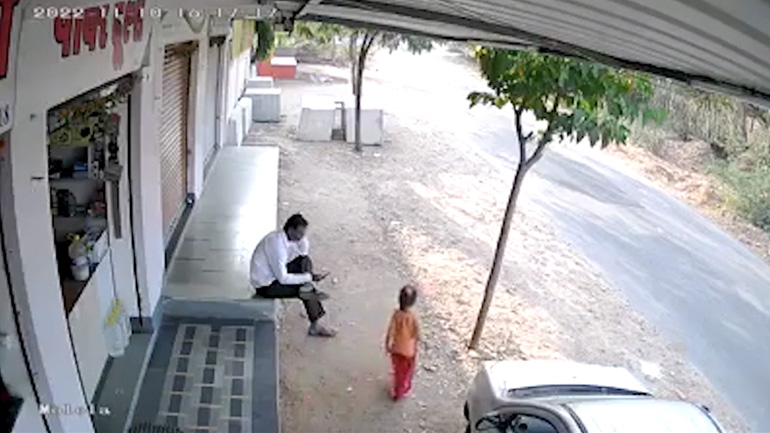 Πατέρας και κόρη γλιτώνουν από θανατηφόρο ατύχημα