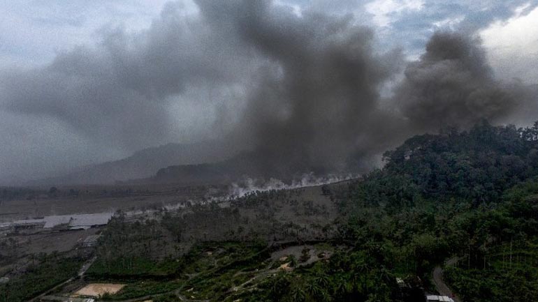 Σε κατάσταση συναγερμού η Ινδονησία έπειτα από έκρηξη στο ηφαίστειο Σεμερού