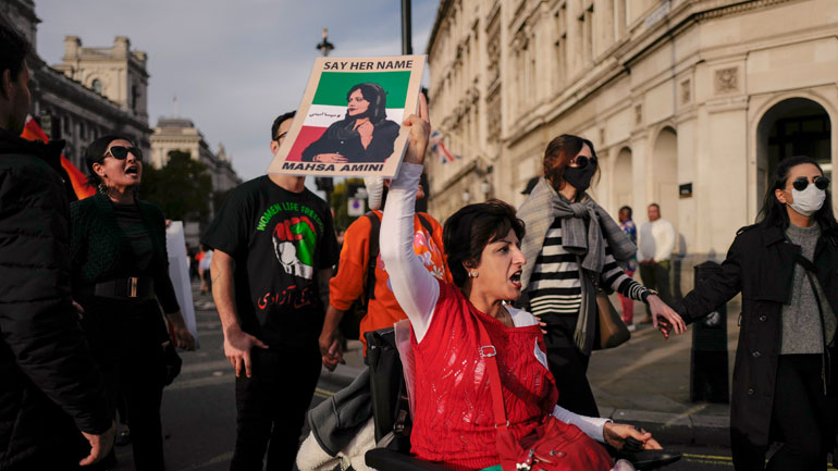 Υποχωρούν οι Αγιατολάχ του Ιράν