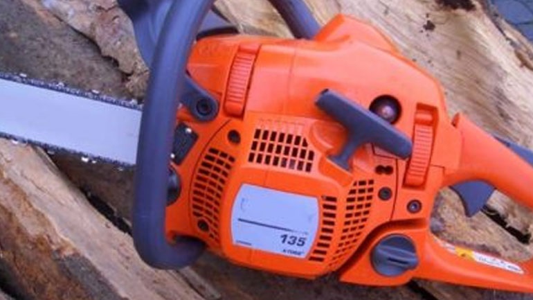 Οξύθυμος πολίτης επιχείρησε να σφάξει με αλυσοπρίονο εργαζόμενη του Δήμου Βόλου