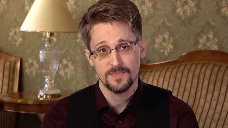 Ο Έντουαρντ Σνόουντεν υπεραμύνεται της απόφασής του να αποκτήσει τη Ρωσική υπηκοότητα