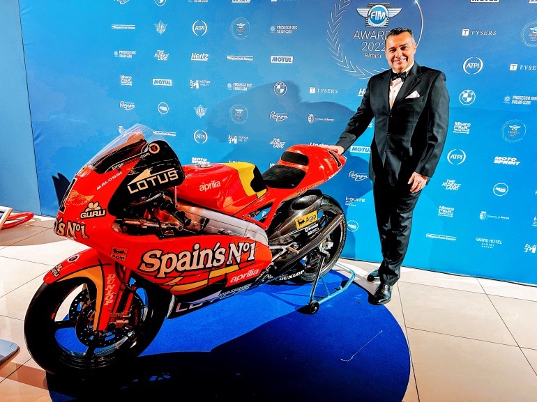 Ο απεσταλμένος μας δίπλα στην Aprilia 250 RSA του Jorge Lorenzo