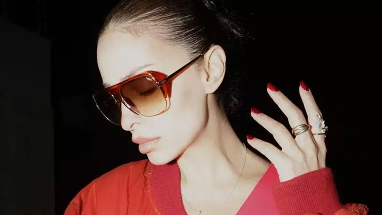 Ελένη Φουρέιρα: Ποζάρει κρατώντας τη φουσκωμένη της κοιλιά