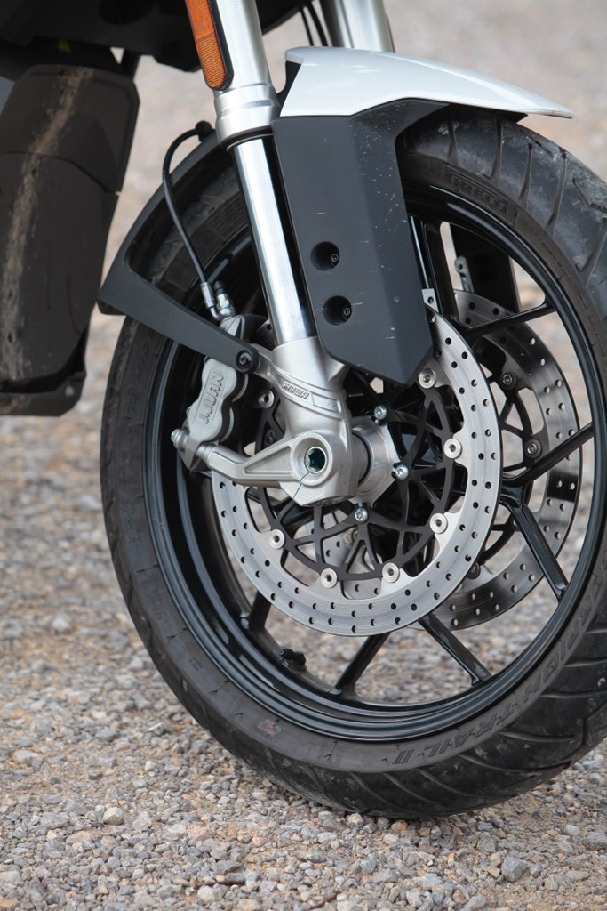 Πιρούνι Showa και φρένα J.Juan είναι ποιοτικά στοιχεία της συνταγής