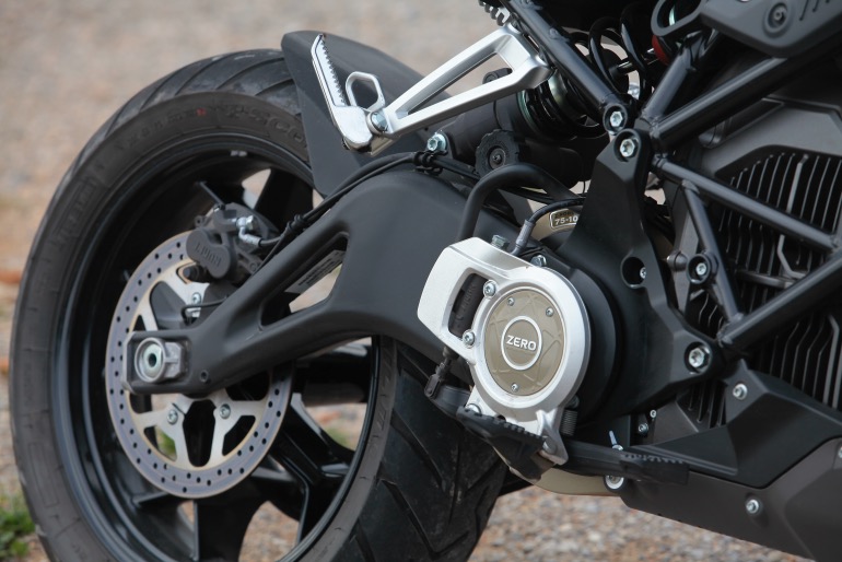 Ο κινητήρας σε χρυσό χρώμα είναι μικρός σε διαστάσεις και βάρος