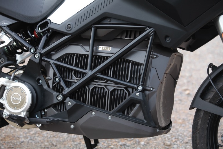 Το ατσάλινο πλαίσιο περιβάλει την ογκώδη μπαταρία, εκεί που στις θερμικές είναι το μοτέρ 