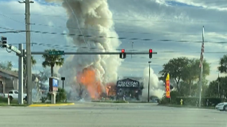 Δείτε τι έγινε όταν αυτοκίνητο έπεσε σε κατάστημα με πυροτεχνήματα