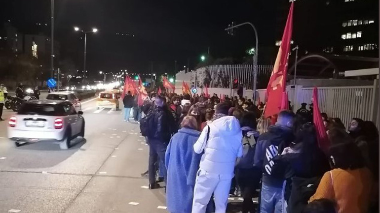 Σε εξέλιξη κινητοποίηση της ΚΝΕ στο υπ. Προστασίας του Πολίτη ενάντια στον εν ψυχρώ πυροβολισμό του 16χρονου