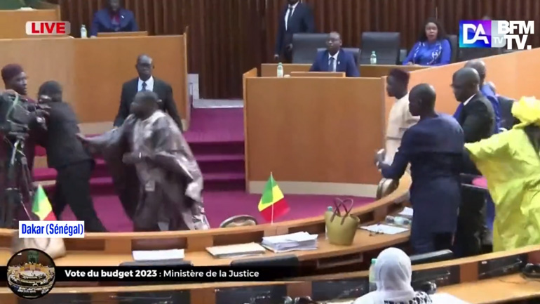 Άγριος καβγάς στο κοινοβούλιο της Σενεγάλης