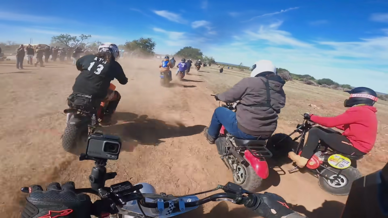 Τρίωρος αγώνα Enduro με minibikes στο Τέξας