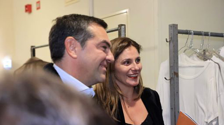 Τη θεατρική παράσταση «Τα φώτα της πόλης» παρακολούθησαν Τσίπρας και Μπαζιάνα