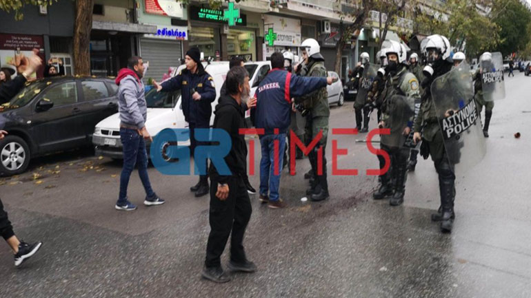 Θεσσαλονίκη: Επεισόδια μεταξύ Ρομά και αστυνομικών έξω από το Ιπποκράτειο Θεσσαλονίκη: Επεισόδια μεταξύ Ρομά και αστυνομικών έξω από το Ιπποκράτειο