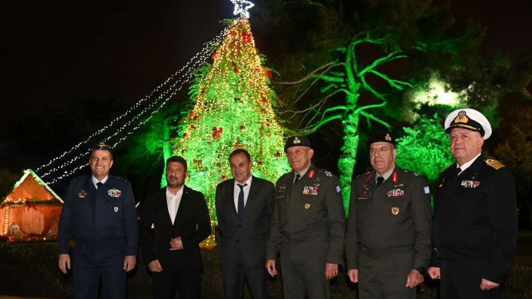Φωταγωγήθηκε το χριστουγεννιάτικο δένδρο στο υπουργείο Εθνικής Άμυνας