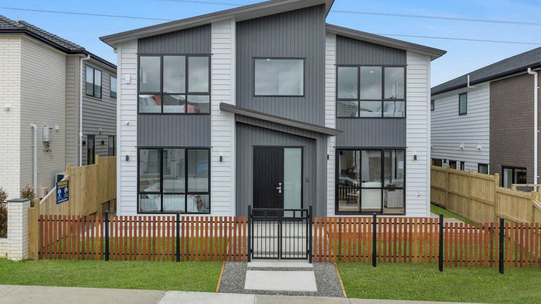 Πουλάνε σπίτι και κάνουν δώρο ένα Tesla στο νέο ιδιοκτήτη