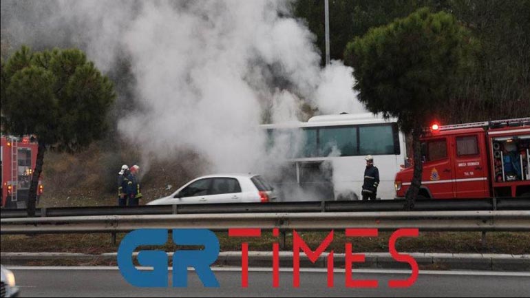Θεσσαλονίκη: Yπό έλεγχο η φωτιά σε σχολικό λεωφορείο – Απομακρύνθηκαν τα παιδιά