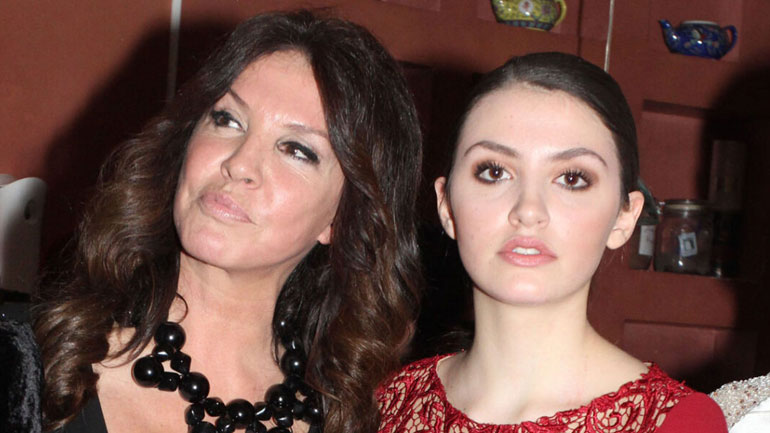 Φαίδρα Μπάρμπα: Η ζωή με τη μητέρα της στα φώτα της δημοσιότητας