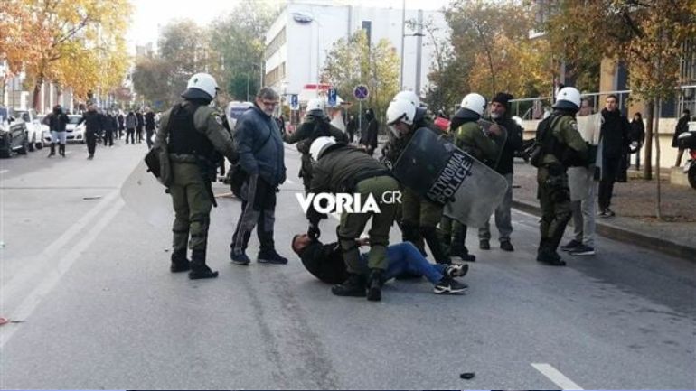 Θεσσαλονίκη: Επεισόδιο με τον πατέρα του 16χρονου έξω από τα δικαστήρια – «Τον γιο μου σκότωσαν»