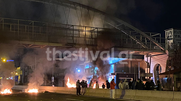 Νύχτα επεισοδίων στη Θεσσαλονίκη – Ρομά έστησαν οδοφράγματα και στα δύο ρεύματα της οδού Λαγκαδά