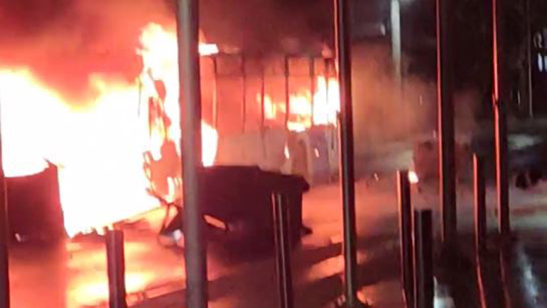 Σοβαρά επεισόδια στο Μενίδι – Στις φλόγες αστικό λεωφορείο