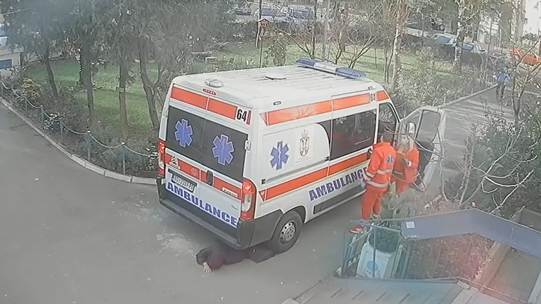 Ασθενοφόρο παρασύρει ηλικιωμένη γυναίκα 