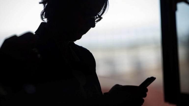 Πάτρα: Πέταξε σακούλα με 12.000 ευρώ από το μπαλκόνι – Νέα τηλεφωνική απάτη σε βάρος ηλικιωμένης