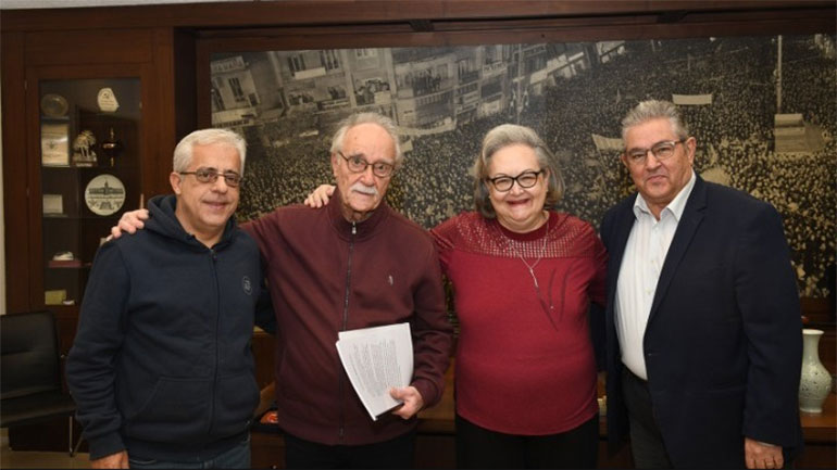 Δωρεά από το ΚΚΕ το Θεατρικό Κείμενο για τη ζωή της Έλλης Αλεξίου