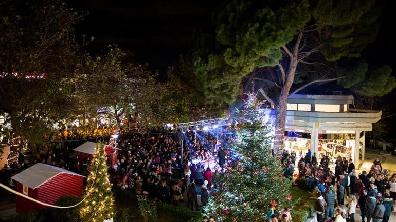 Ηλεκτρικό ποδήλατο «φωτίζει» τα χριστουγεννιάτικα δέντρα Κηφισιάς και Νέας Ερυθραίας