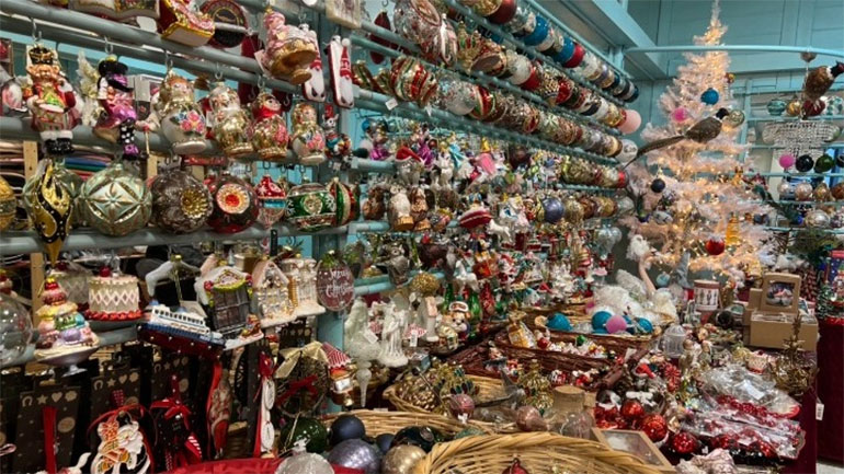 Ένα «ταξίδι» στην ιστορία των Χριστουγέννων, με vintage στολίδια