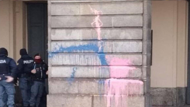 Ιταλία: Ακτιβιστές κατά της κλιματικής αλλαγές έριξαν μπογιά στη Λα Σκάλα του Μιλάνου