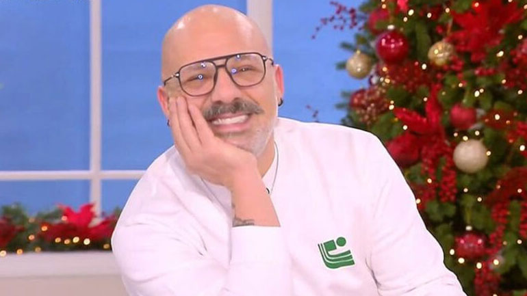 O Νίκος Μουτσινάς απαντά για τις επιθέσεις που δέχεται: «Παιδιά είστε χαζοί;»