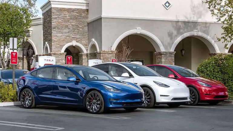 Ιδιοκτήτες Tesla καταγγέλλουν ότι πέφτουν θύματα bullying στους δρόμους