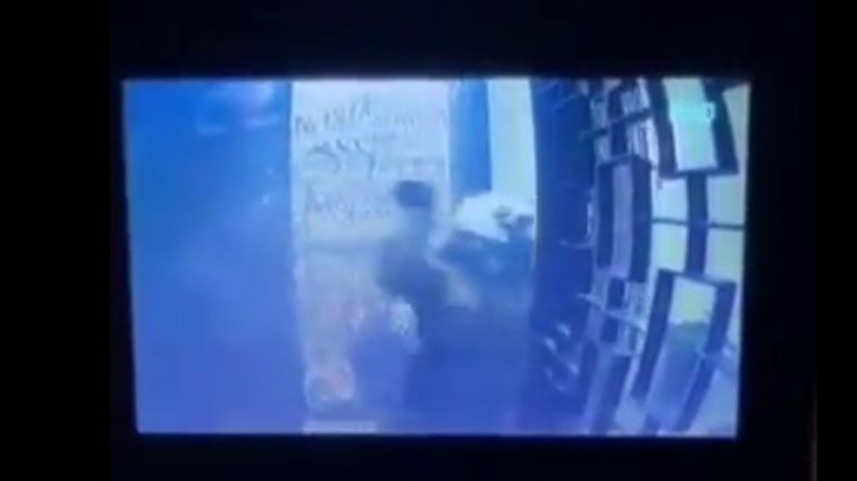 Εξάρχεια: Το θυροτηλέφωνο «συνέλαβε» τα MAT να πετούν ασφυξιογόνα μέσα σε πολυκατοικία