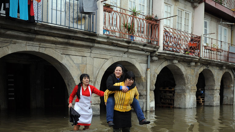 Πορτογαλία: Σφοδρές βροχοπτώσεις και πλημμύρες στη Λισαβόνα – Τουλάχιστον μια νεκρή