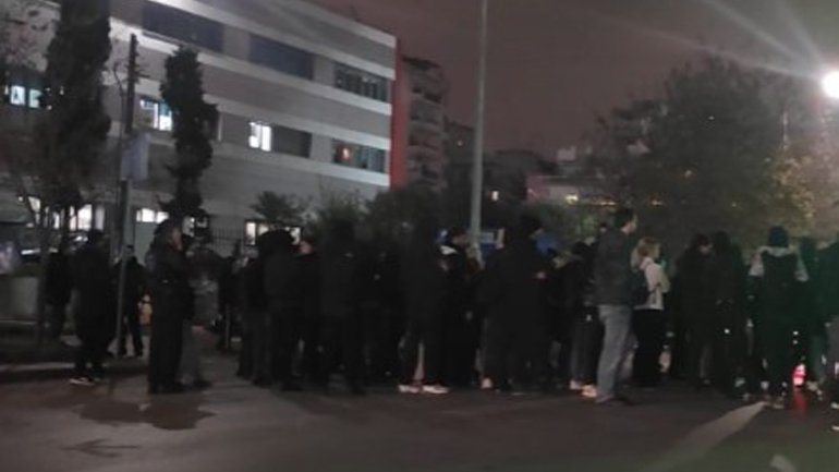 Θεσσαλονίκη: Συγκέντρωση αντιεξουσιαστών έξω από το Ιπποκράτειο για τον 16χρονο