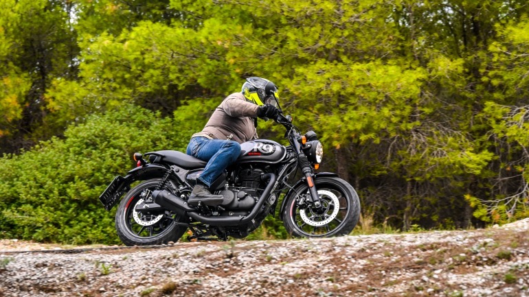 Η νεο-ρετρό Royal Enfield HNTR 350