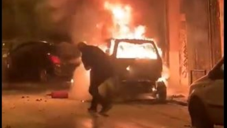 Στις φλόγες έξι αυτοκίνητα στα Εξάρχεια Στις φλόγες έξι αυτοκίνητα στα Εξάρχεια