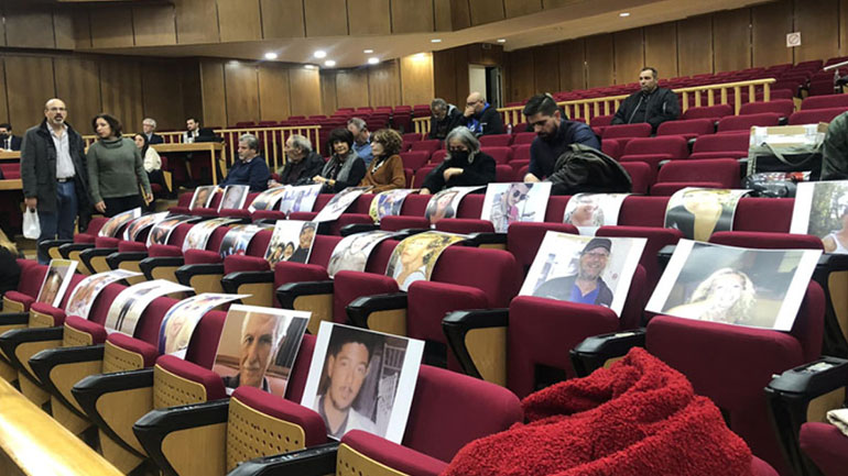 Δίκη για Μάτι: Φωτογραφίες των θυμάτων στα καθίσματα του ακροατηρίου