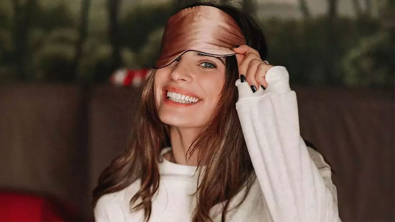 Χριστίνα Μπόμπα: Οι φωτογραφίες με εσώρουχα κάτω από το Χριστουγεννιάτικο δέντρο